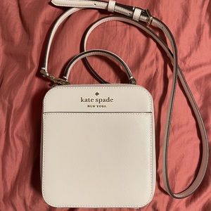 Kate Spade crossbody. Was worn only once. Like new condition.